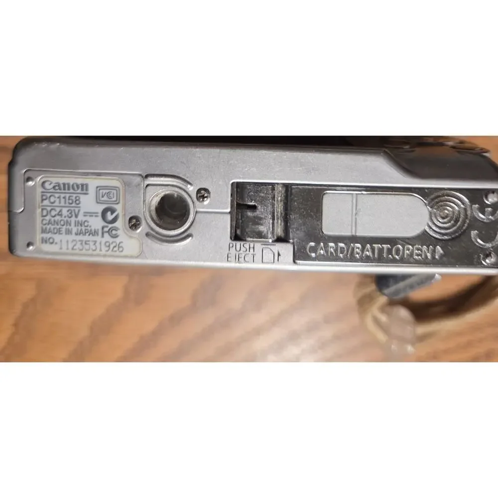 Canon PowerShot SD450 Digital ELPH 5.0MP Camera - For Parts / Broken Screen
